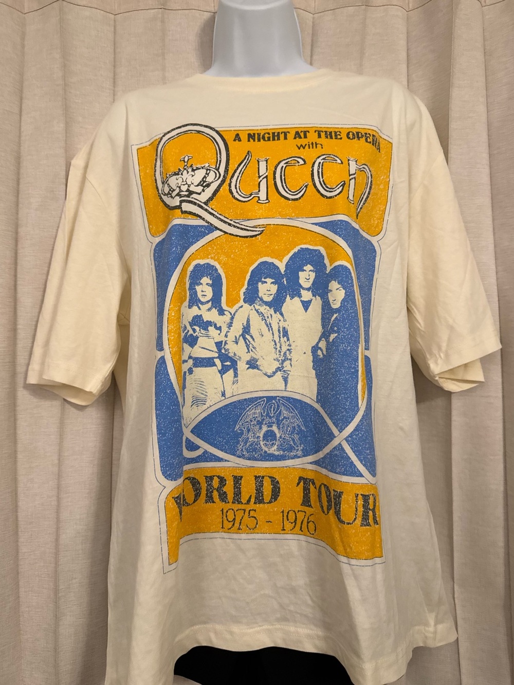 Que Short-Sleeve Graphic Tee - Cream with Blue & Yellow Print